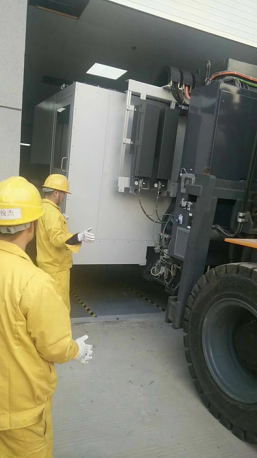 亞洲地區唯一一台(tái)1米徑QED磁流變高精密拋光機搬運