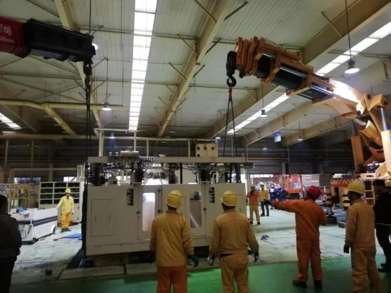 91香蕉影院兩台起（qǐ）重機同時作業
